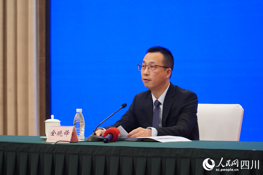 四川省人大常委會(huì)副秘書長、新聞發(fā)言人全曉鋒。人民網(wǎng) 趙祖樂攝