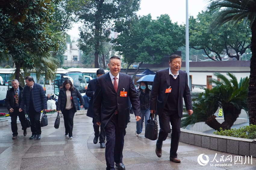 四川省政協(xié)委員入場。人民網(wǎng) 趙祖樂攝