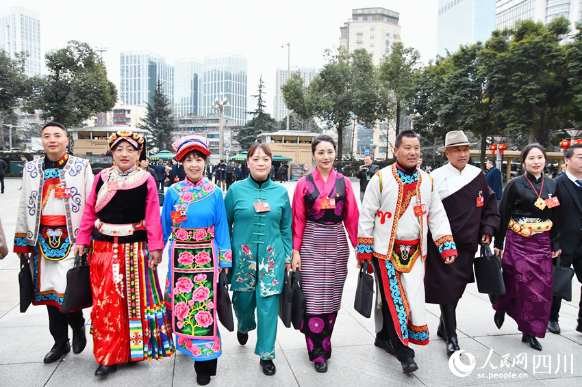 代表委員入場(chǎng)。人民網(wǎng)記者 李平攝