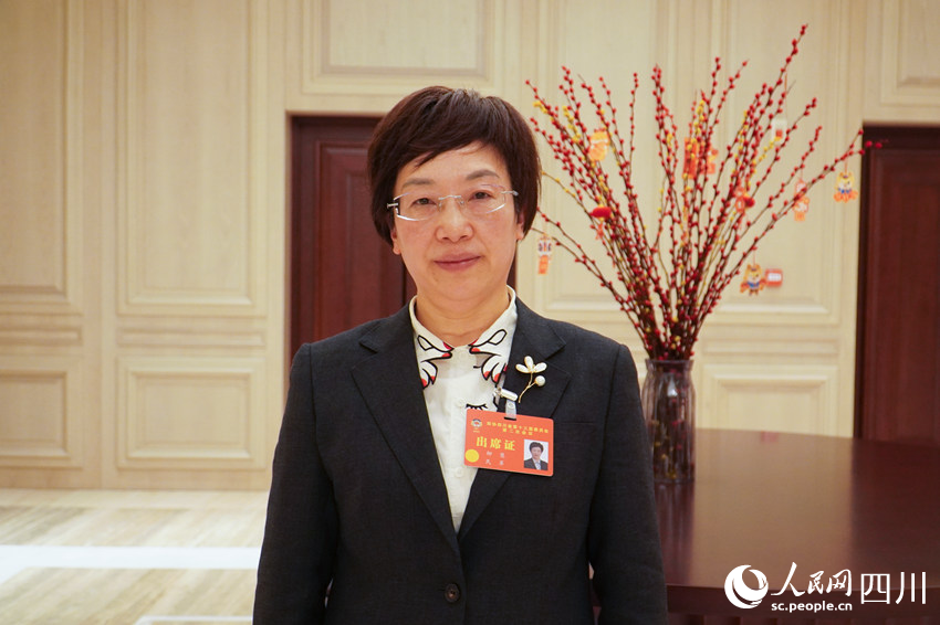 省政協(xié)委員，內(nèi)江市政協(xié)副主席、民革內(nèi)江市委主委柳慧。人民網(wǎng) 趙祖樂(lè)攝