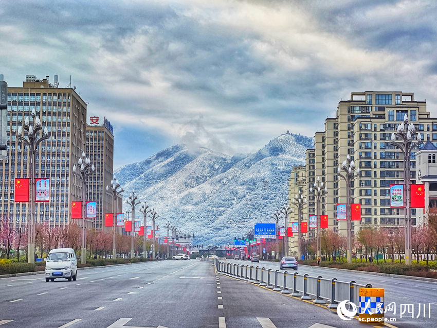 西昌市迎降雪，城市與雪山相融美如畫。鄭云攝
