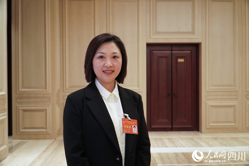 省政協(xié)委員，內(nèi)江市科協(xié)主席，隆昌市副市長、紅十字會會長，民盟內(nèi)江市委副主委朱慧。人民網(wǎng) 趙祖樂攝