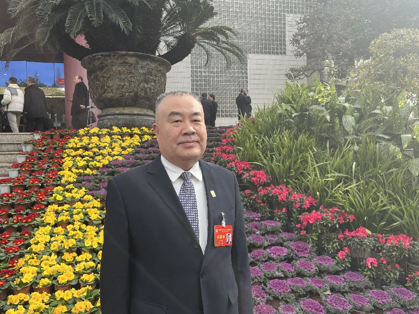 省政協(xié)委員杜旭林：強(qiáng)化“宜瀘組團(tuán)”聯(lián)動(dòng) 共同打造千億級(jí)竹產(chǎn)業(yè)杜旭林說(shuō)，宜瀘地區(qū)山水同源，竹產(chǎn)業(yè)底蘊(yùn)深厚，聯(lián)手打造千億級(jí)竹產(chǎn)業(yè)的政策條件、自然條件得天獨(dú)厚。為此，他提出3點(diǎn)建議。