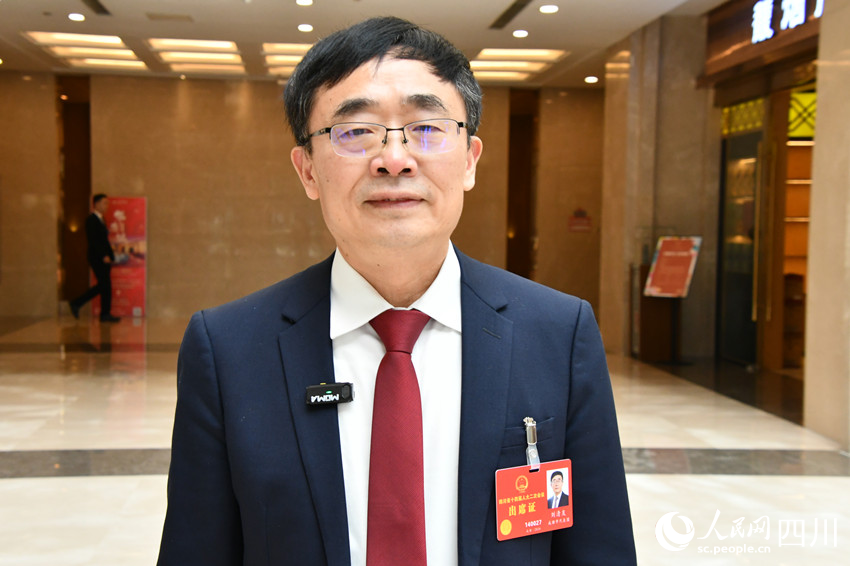 省人大代表、成都理工大學(xué)黨委書記劉清友。人民網(wǎng)記者 李平攝