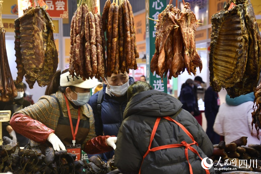 市民在年貨節(jié)上選購(gòu)臘味。人民網(wǎng)記者 王洪江攝