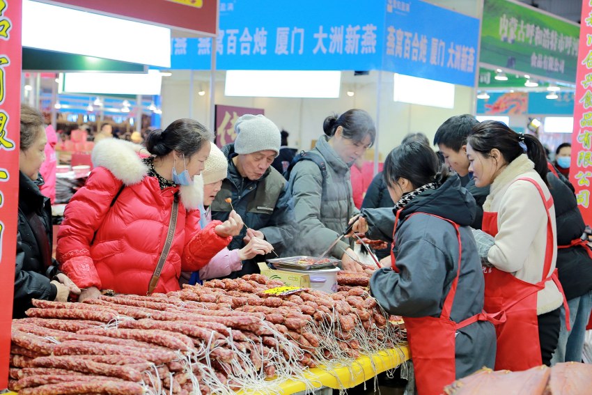 市民在年貨節(jié)上選購臘味。主辦方供圖