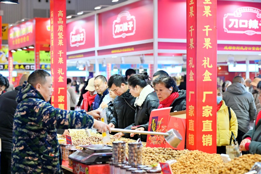 市民在年貨節(jié)上選購年貨。主辦方供圖