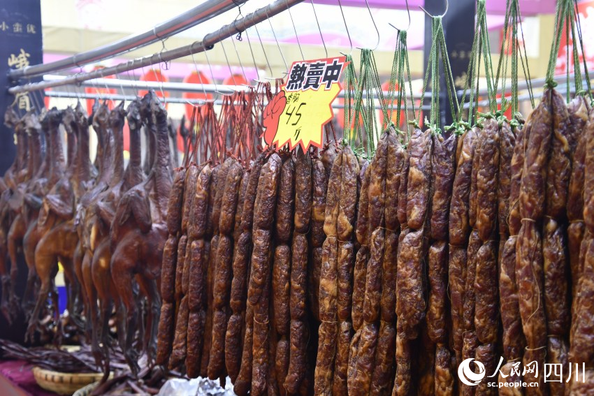 年貨節(jié)上的香腸。人民網(wǎng)記者 王洪江攝