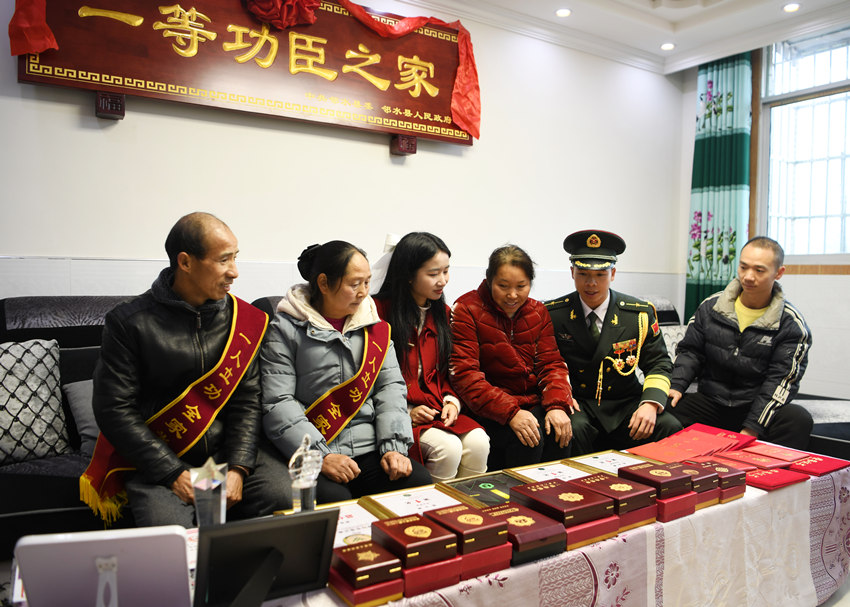 眾多獎章和證書見證著甘建超的奮斗歷程。廣安市退役軍人事務局供圖