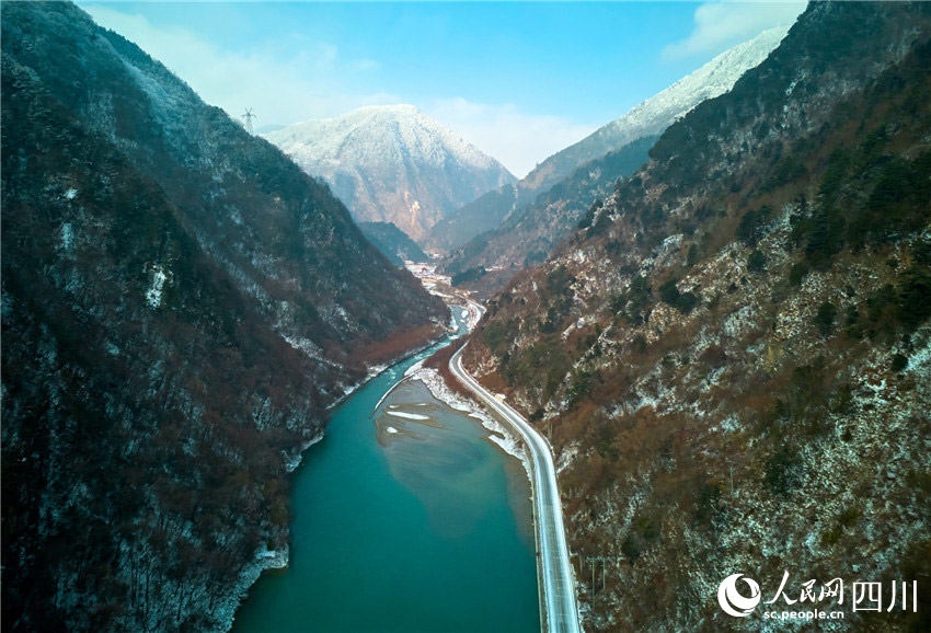 公路在雪山間穿梭。胡宇攝