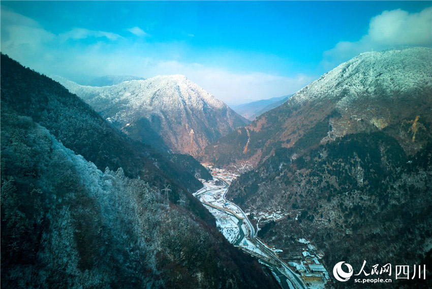 藍天、雪山、村寨相映生輝。胡宇攝