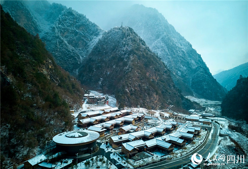 雪山下的村寨。胡宇攝