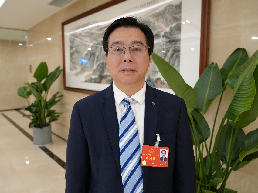 省人大代表，資陽市安岳縣人民醫(yī)院副院長、主任醫(yī)生何紹亞。受訪者供圖