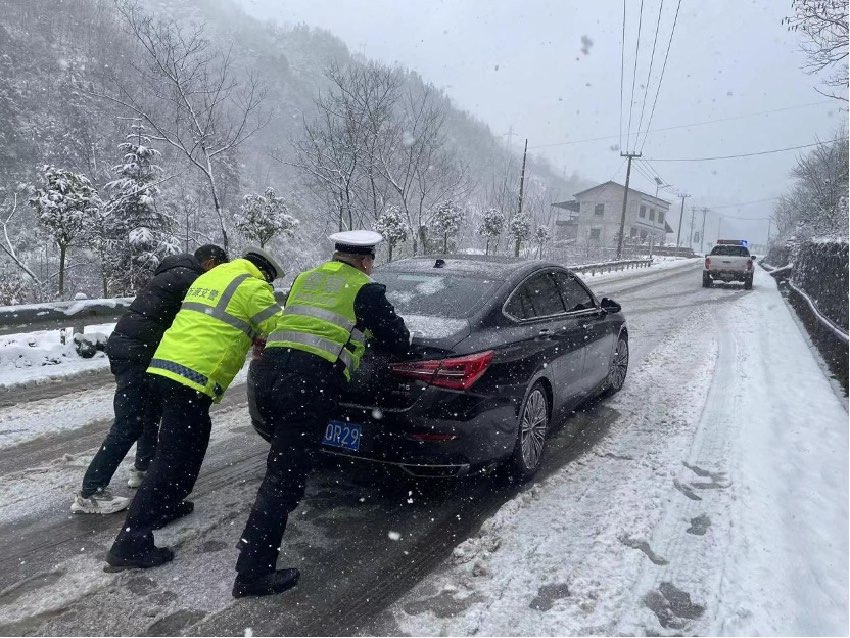 達州市萬源縣加強道路交通重點路段巡查和管控，并采取除冰除雪措施。四川省應急管理廳供圖