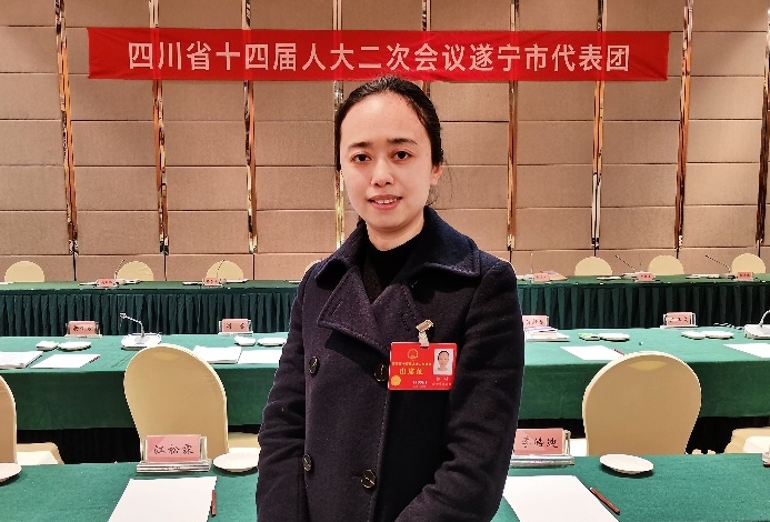 省人大代表郭琦：依托“宋井桃源”建設(shè)宜居宜業(yè)和美鄉(xiāng)村省人大代表、遂寧市大英縣卓筒井鎮(zhèn)為干屏村黨總支書記郭琦提出了關(guān)于支持推進(jìn)宜居宜業(yè)和美鄉(xiāng)村建設(shè)的建議。