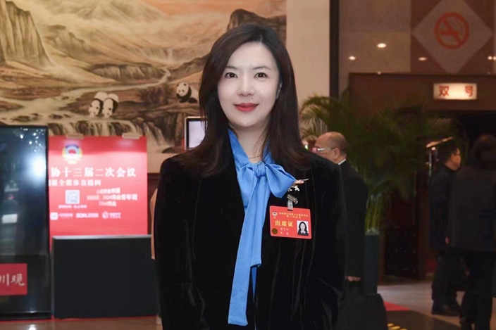 省政協(xié)常委黃藝竹：建議強(qiáng)化培訓(xùn)機(jī)構(gòu)育人職責(zé)，回歸教育初心作為教育的重要組成部分，教育培訓(xùn)機(jī)構(gòu)應(yīng)該以培養(yǎng)學(xué)生的全面素質(zhì)為己任，強(qiáng)化育人職責(zé)。