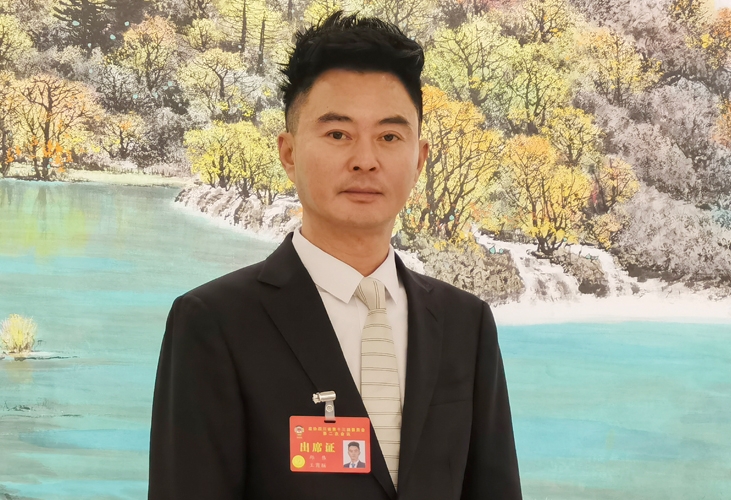 省政協(xié)委員邱偉：發(fā)展演藝經(jīng)濟(jì) 助推四川文旅融合正在召開的四川省兩會(huì)上，省政協(xié)委員、域上和美集團(tuán)董事長(zhǎng)邱偉在調(diào)研分析四川文化演出事業(yè)的情況后，針對(duì)性地提出了建議。