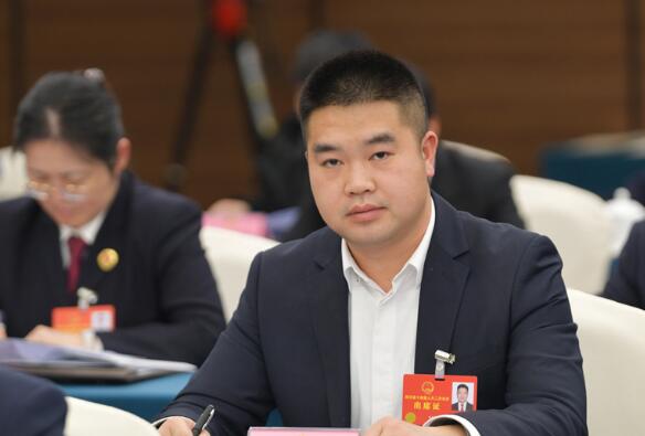 省人大代表余安波：建設(shè)優(yōu)質(zhì)川茶基地省人大代表、巴中市巴州區(qū)天馬山鎮(zhèn)獅子寨村黨支部書記余安波提出了關(guān)于支持巴中實(shí)施川東北高山生態(tài)茶產(chǎn)業(yè)集群項(xiàng)目的建議。