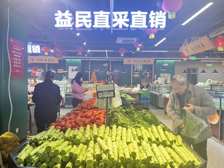 益民菜市東苑店貨架擺滿了各類蔬菜，未受雨雪天氣影響。益民菜市供圖