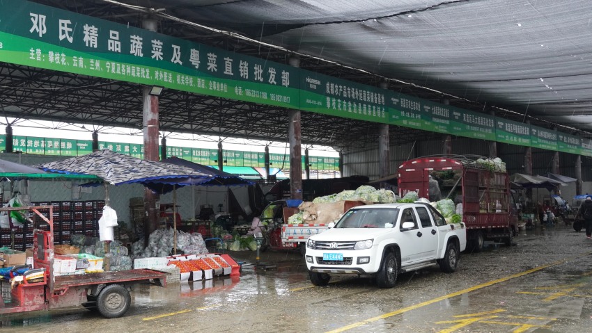 在成都海吉星市場，商戶冒著雨雪交易。成都海吉星市場供圖