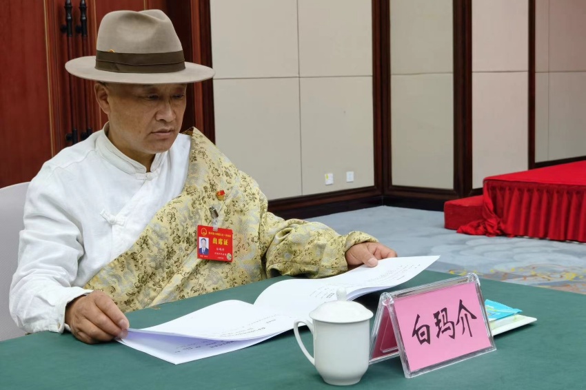 省人大代表白馬介、九寨溝縣漳扎鎮(zhèn)中查村老年協(xié)會(huì)會(huì)長白瑪介。受訪者供圖