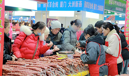    迎春節(jié) 備年貨 四川新春年貨購物節(jié)“臘味”十足      大紅燈籠掛起來，祥龍醒獅舞起來......隨著春節(jié)臨近，過年的儀式感撲面而來。1月23日，“第27屆四川新春年貨節(jié)購物節(jié)”在四川成都開幕。本屆年貨節(jié)將持續(xù)至2月4日?！驹敿殹?   