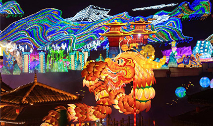   “2月2，看龍燈” 第30屆自貢國際恐龍燈會即將開幕      民間傳說里，有“二月二，龍?zhí)ь^”的說法，這個“二月二”是指農(nóng)歷二月初二。在今年的四川自貢，產(chǎn)生了“2月2，看龍燈”的說法，這個“2月2”是指公歷2月2日。這個日子，自貢第30屆自貢國際恐龍燈會正式開幕?！驹敿殹?   