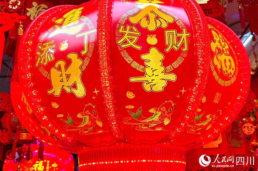 仁壽城區(qū)掛滿大紅燈籠。潘建勇攝