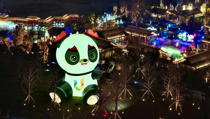 可愛熊貓，步步登高。龍泉驛融媒體中心供圖