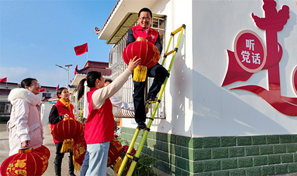    四川仁壽：黨員送上紅燈籠，群眾喜慶新春來      大紅燈籠高高掛，歡歡喜喜迎新年。春節(jié)臨近，代表著吉祥如意、幸福美滿的大紅燈籠高高掛起，不僅增添了傳統(tǒng)節(jié)日的喜慶氛圍，也寄托著群眾對未來的美好祝愿?！驹敿殹?   