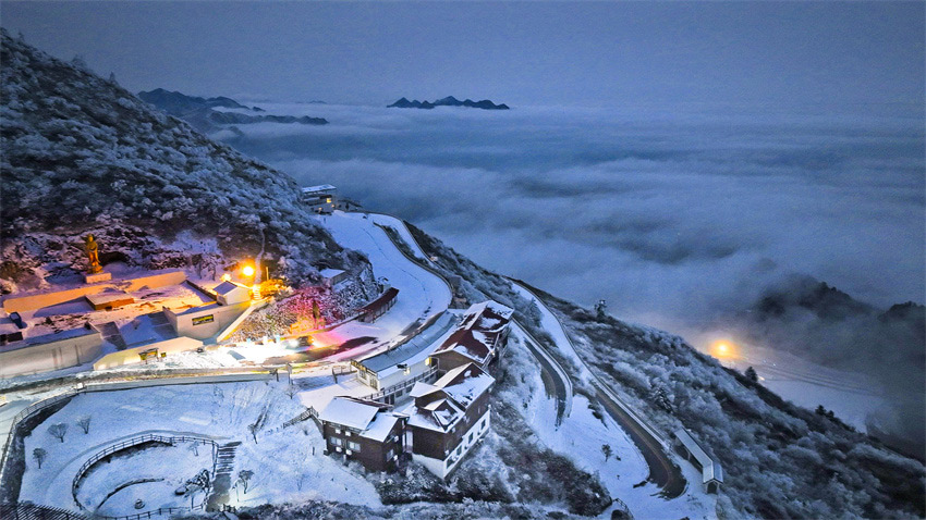 夜雪明燈八臺山。石仲攝