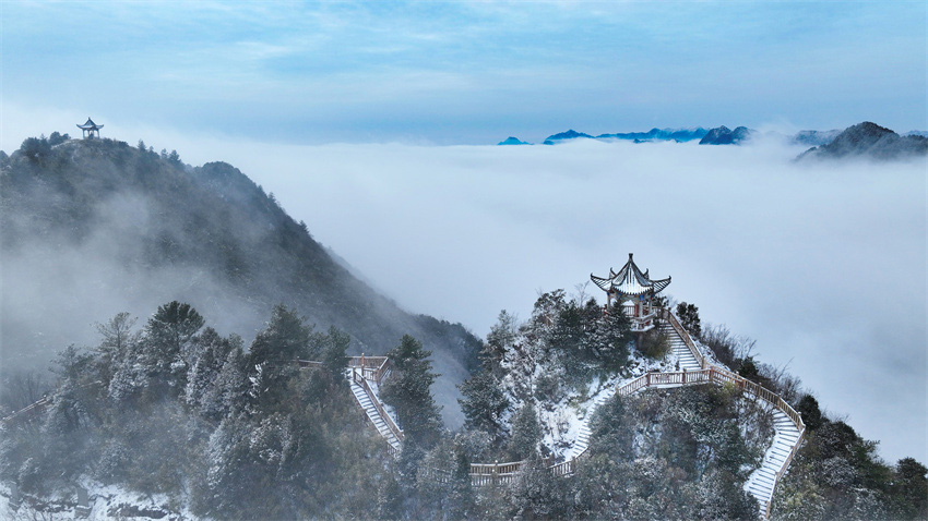 云橫雪嶺家國在。石仲攝
