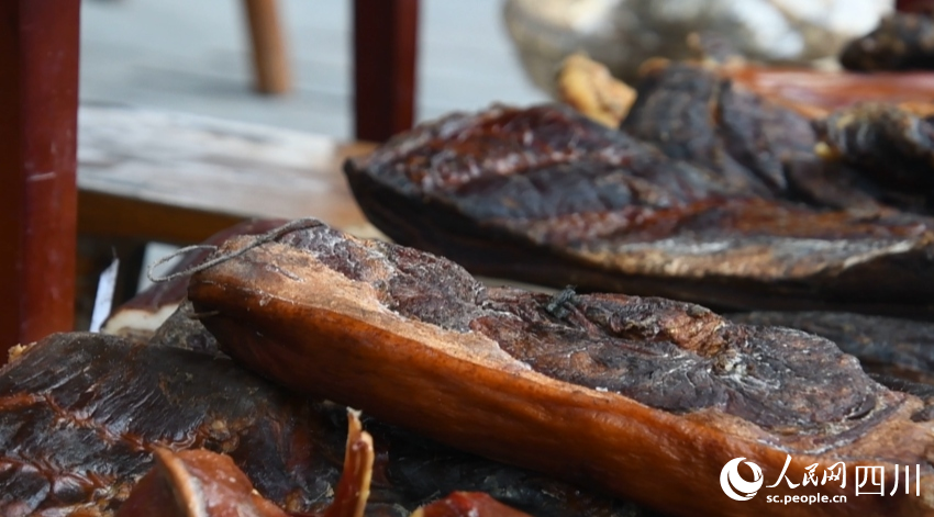 擺在石椅村羌寨廣場(chǎng)售賣的臘肉。人民網(wǎng)記者 王洪江攝