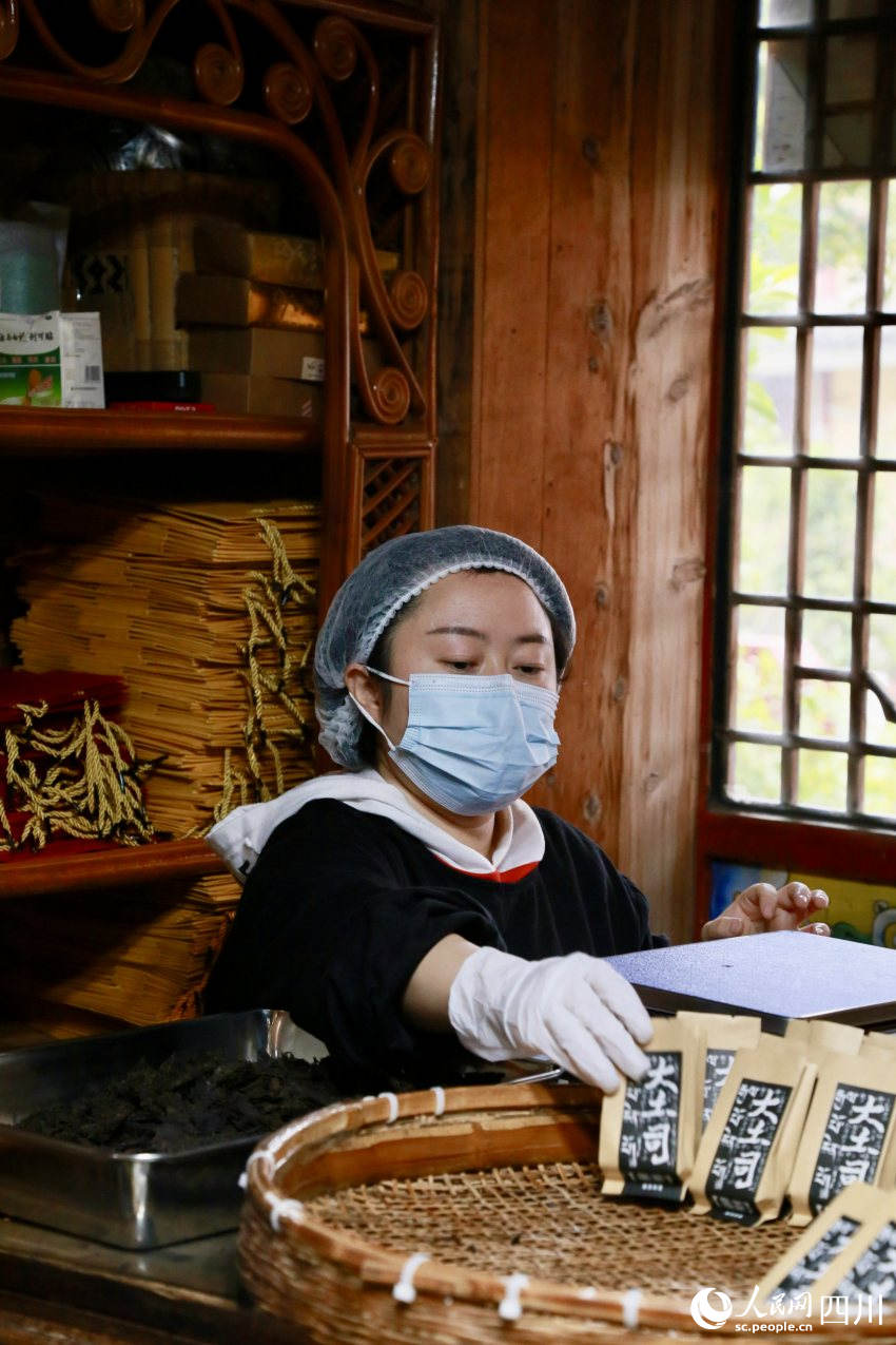 “茶祥子”制茶坊員工正在包裝茶葉。人民網(wǎng)記者 朱虹攝