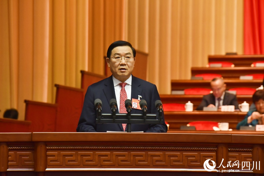 成都市人民政府市長王鳳朝代表市人民政府，向大會(huì)報(bào)告工作。人民網(wǎng)記者 王洪江攝