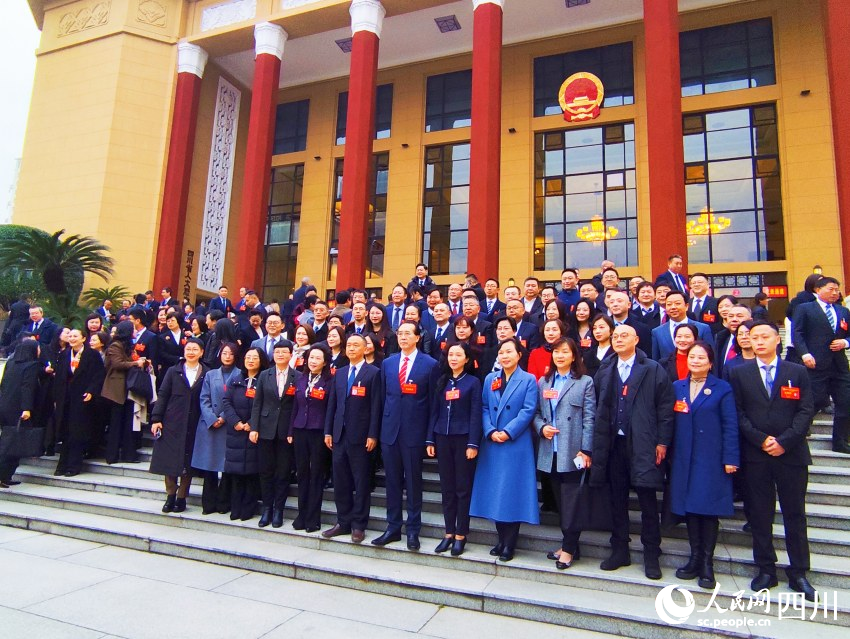 參會的代表委員們。人民網(wǎng)記者 朱虹攝