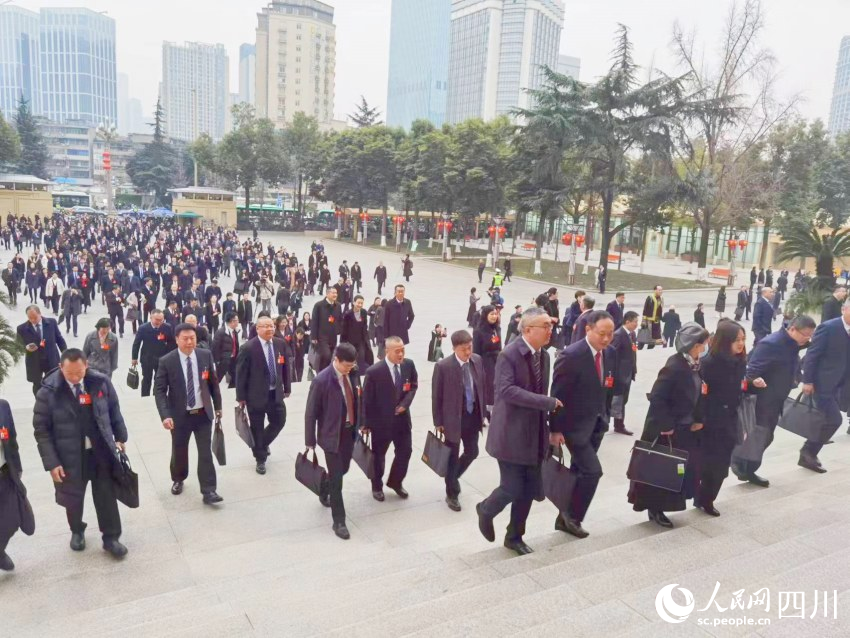 人大代表正在進入會場。人民網(wǎng)記者 朱虹攝