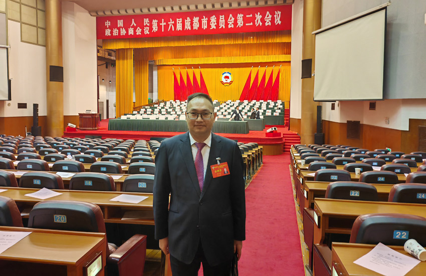 龔顯春在政協(xié)會議會場。受訪者供圖