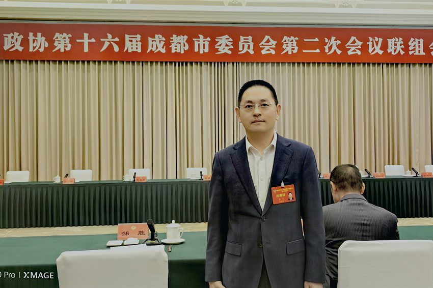 建議科學(xué)推進(jìn)宜糧宜綠 打造環(huán)城10萬畝豐美“天府糧倉”市政協(xié)常委、民建成都高新區(qū)總支蒲虎帶來了關(guān)于科學(xué)推進(jìn)宜糧宜綠，打造環(huán)城10萬畝豐美“天府糧倉”的建議。
