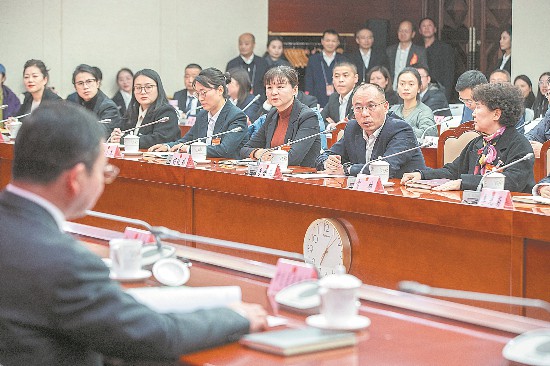 帶著問題的答案一線的訴求 滿載而歸“我有一個(gè)關(guān)于大運(yùn)會(huì)場(chǎng)館后續(xù)利用的問題?！薄拔蚁雴枂柸绾芜M(jìn)一步提振民營(yíng)經(jīng)濟(jì)的信心?！?月1日晚，成都市第十八屆人民代表大會(huì)第二次會(huì)議“代表·局長(zhǎng)面對(duì)面”咨詢交流會(huì)舉行。