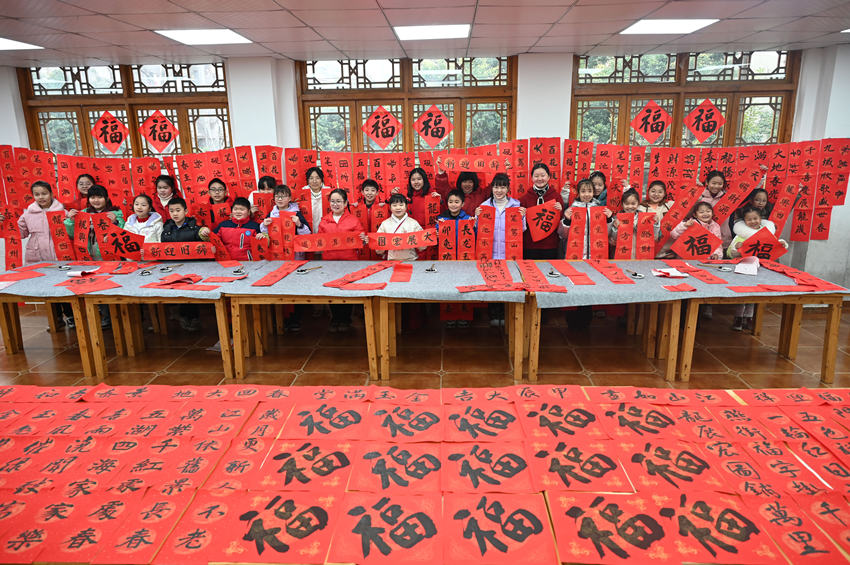 墨香送祝福。蘭自濤攝