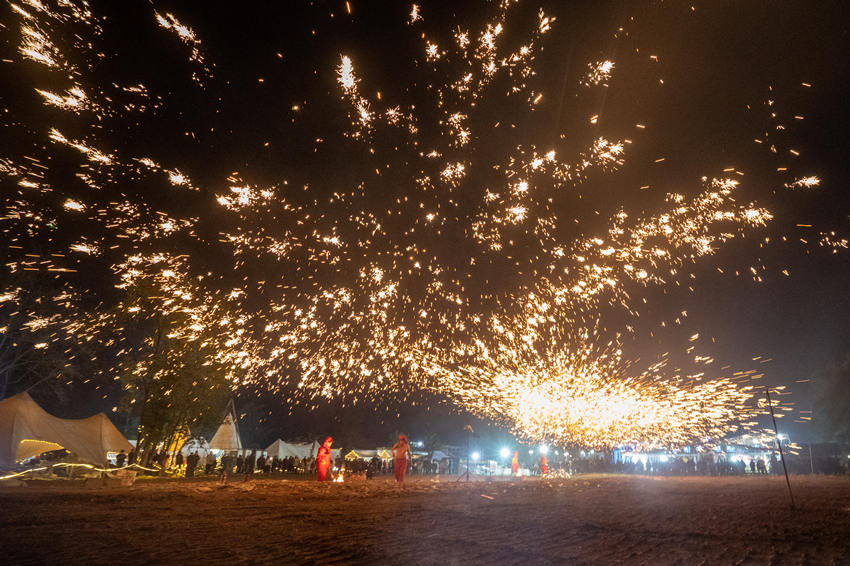 2月1日，傳統(tǒng)匠人在眉山市彭山區(qū)金燭村的萬家水碾夜市為群眾表演國家級非遺“打鐵花”。翁光建攝