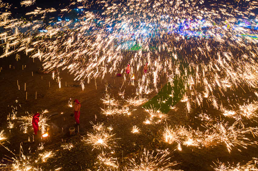 2月1日，傳統(tǒng)匠人在眉山市彭山區(qū)金燭村的萬家水碾夜市為群眾表演國家級非遺“打鐵花”。翁光建攝