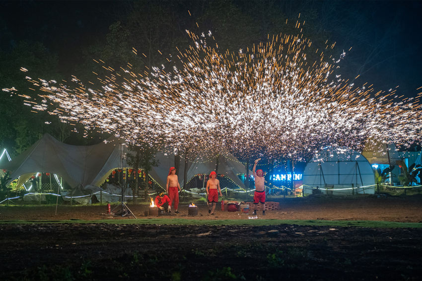 2月1日，傳統(tǒng)匠人在眉山市彭山區(qū)金燭村的萬(wàn)家水碾夜市為群眾表演國(guó)家級(jí)非遺“打鐵花”。翁光建攝