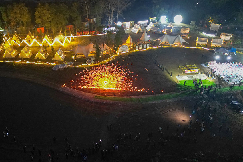 2月1日，傳統(tǒng)匠人在眉山市彭山區(qū)金燭村的萬家水碾夜市為群眾表演國(guó)家級(jí)非遺“打鐵花”。翁光建攝
