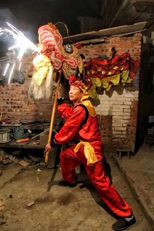 李詩敏耍火龍。天府新區(qū)融媒體中心供圖