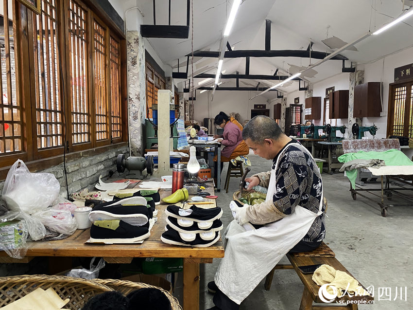 唐昌布鞋坊內(nèi)的工人正在趕制布鞋。人民網(wǎng) 王凡攝