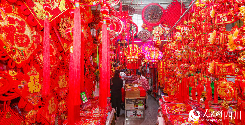 各類新年飾品吸引市民前來選購。牟科攝