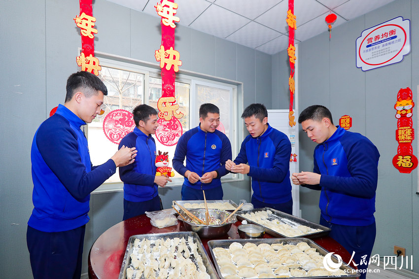 消防指戰(zhàn)員們堅(jiān)守崗位，通過包餃子等方式迎接新春。牟科攝