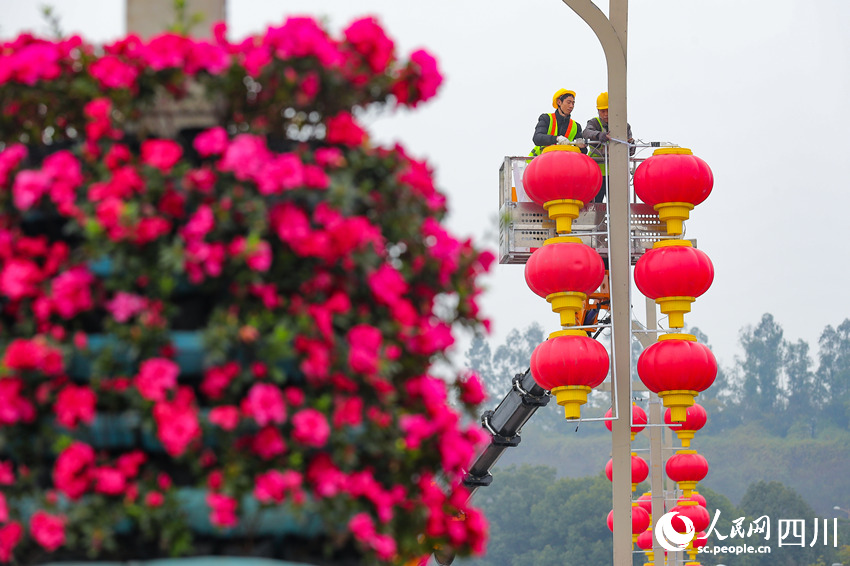 一盞盞象征喜慶、團圓的紅燈籠，成為城市一道靚麗風(fēng)景線。牟科攝